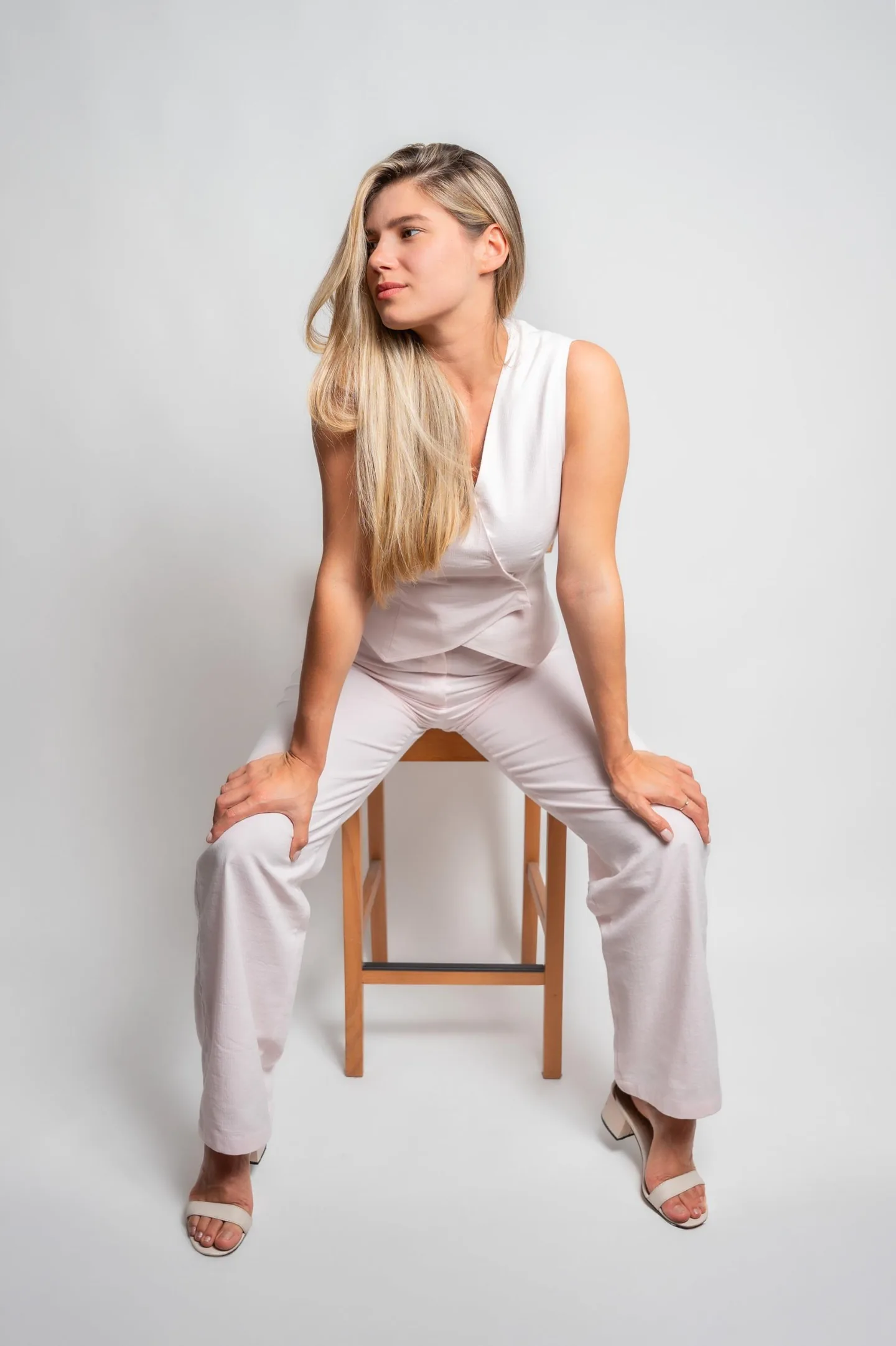 Conjunto blanco de chaleco y pantalón sastre a medida