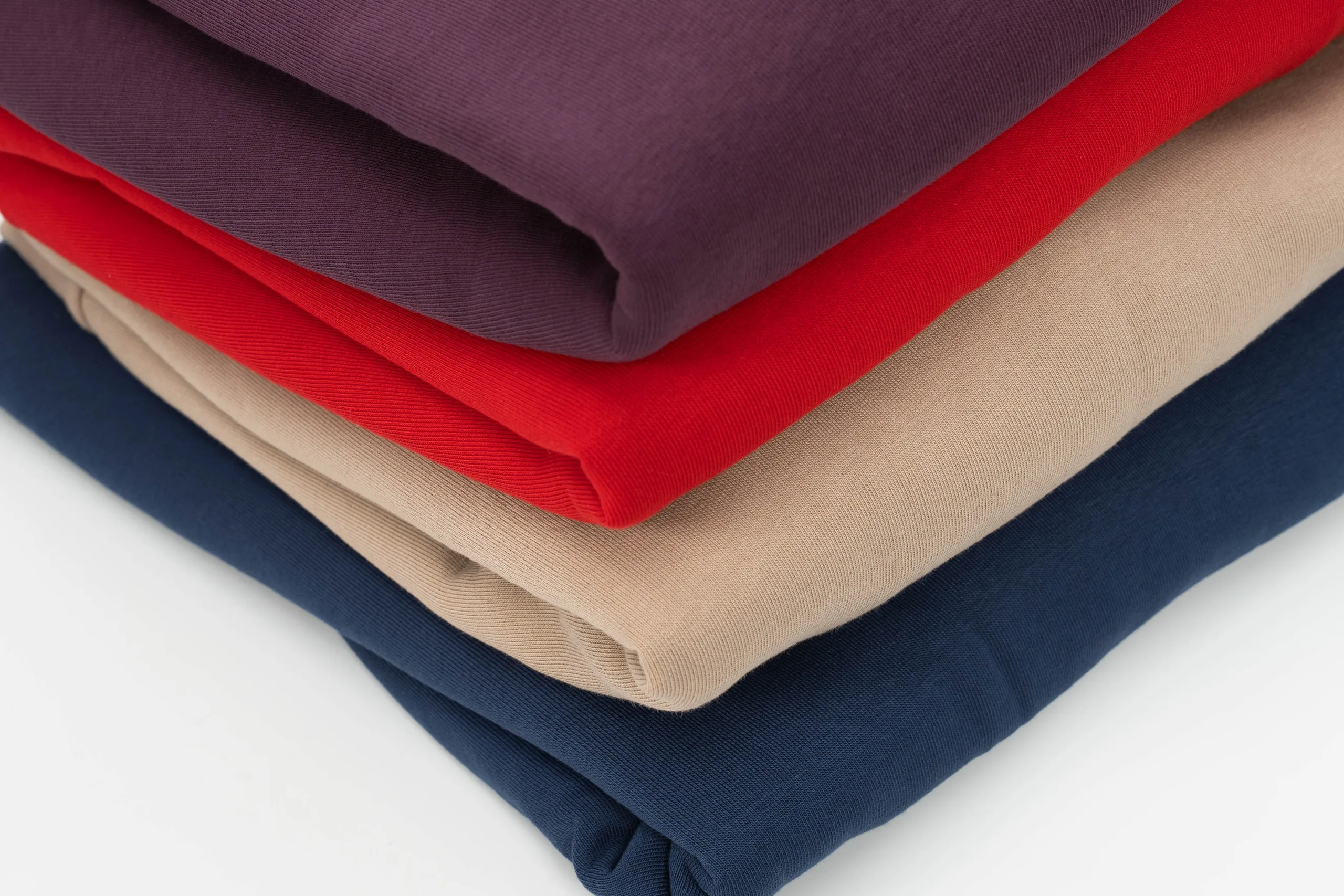 Prendas de punto dobladas por colores — producción de colección